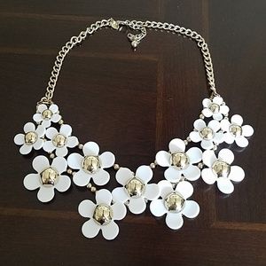 White flower collar necklace